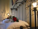 Hotel de Oolderhofjes - roos op bed